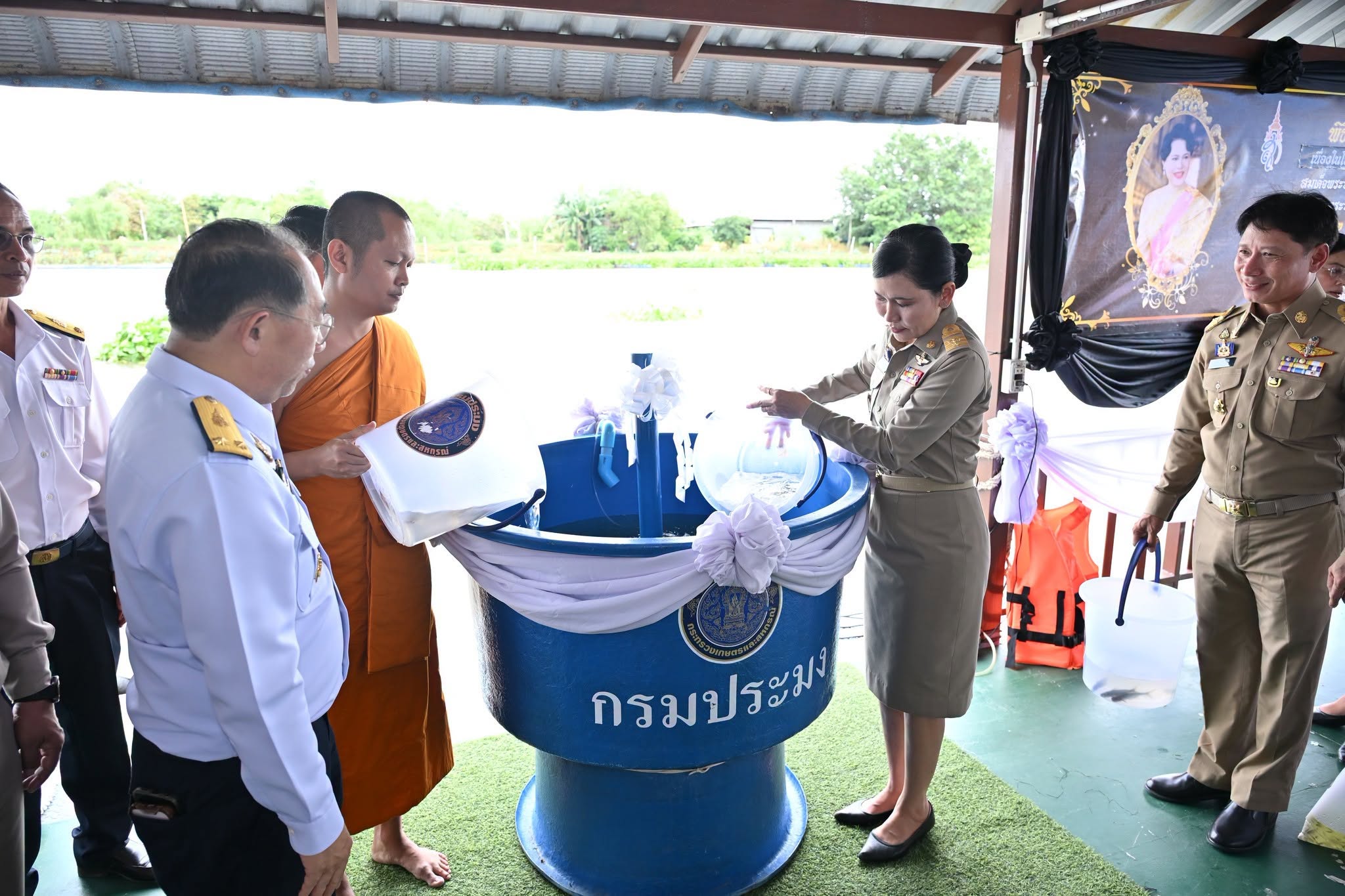 title - ส.ป.ก.นครปฐม เข้าร่วมพิธีปล่อยพันธุ์สัตว์น้ำ เนื่องในโอกาสวันคล้ายวันพระราชสมภพ สมเด็จพระนางเจ้าสิริกิติ์ พระบรมราชินีนาถ พระบรมราชชนนีพันปีหลวง